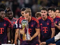 Penyerang Bayern Muenchen Harry Kane mengangkat trofi bersama rekan setim