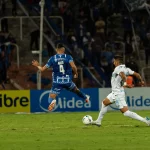 Dua pemain sepak bola berduel memperebutkan bola di lapangan stadion