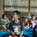 Anak-anak Sedulur Sikep belajar tembang di Bojonegoro.