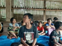 Anak-anak Sedulur Sikep belajar tembang di Bojonegoro.