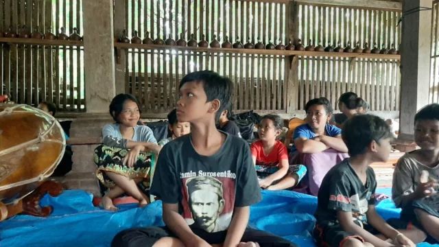 Anak-anak Sedulur Sikep belajar tembang di Bojonegoro.