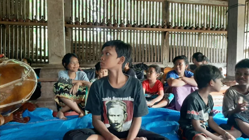 Anak-anak Sedulur Sikep belajar tembang di Bojonegoro.