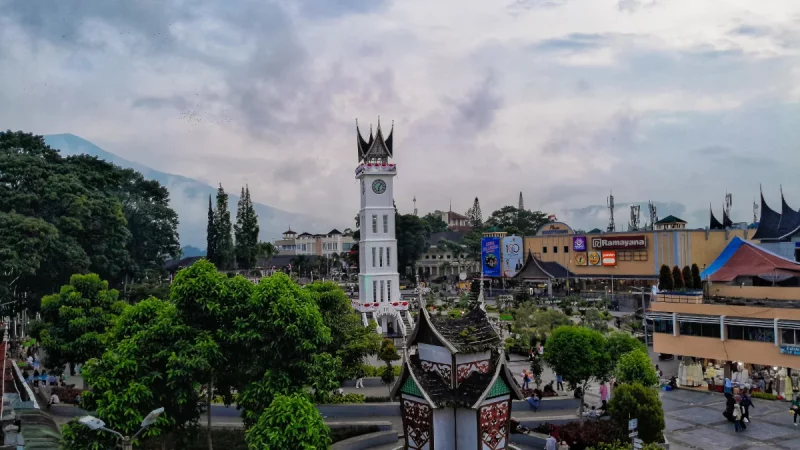 Jam Gadang, Bukittinggi, menjelang magrib.