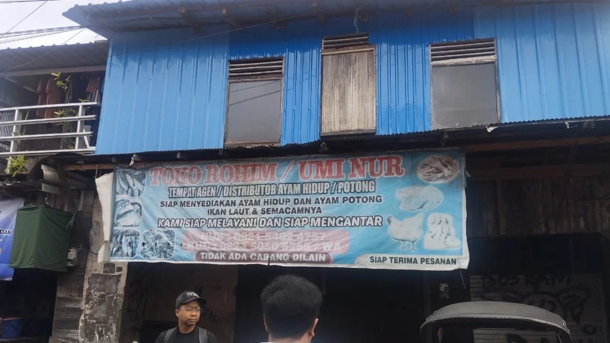 Papan nama sebuah toko.
