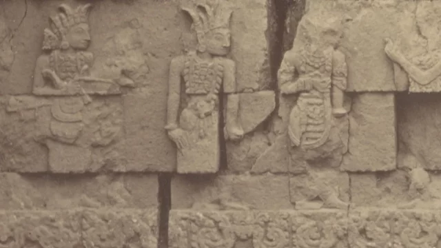 Relief prajurit di Candi Panataran dalam foto Isidore van Kinsbergen.