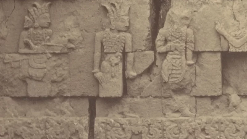Relief prajurit di Candi Panataran dalam foto Isidore van Kinsbergen.