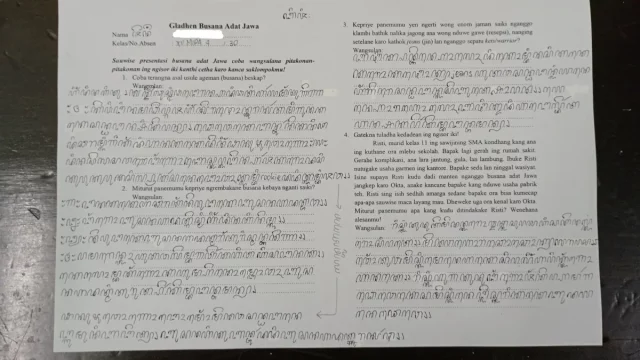 Halaman tulisan beraksara Jawa.