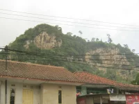 Bukit kapur Citatah, Cipatat, kawasan karst tempat Gua Pawon berada.