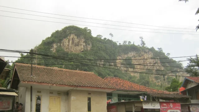 Bukit kapur Citatah, Cipatat, kawasan karst tempat Gua Pawon berada.
