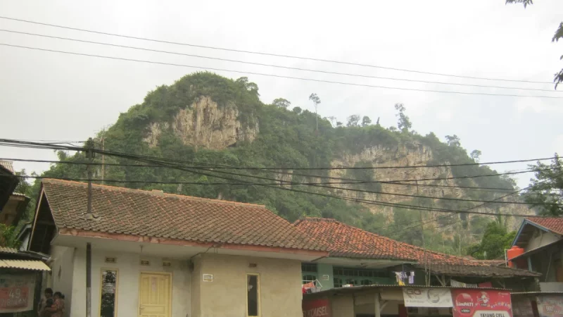 Bukit kapur Citatah, Cipatat, kawasan karst tempat Gua Pawon berada.