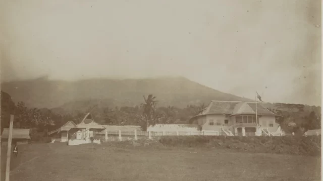 Istana Sultan Ternate dalam potret koleksi ekspedisi Siboga.