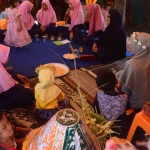 Manoe pucok, salah satu tradisi dalam adat perkawinan Aceh.