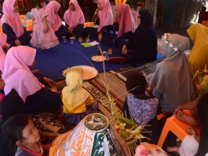 Manoe pucok, salah satu tradisi dalam adat perkawinan Aceh.