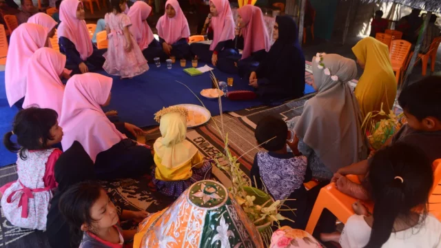 Manoe pucok, salah satu tradisi dalam adat perkawinan Aceh.