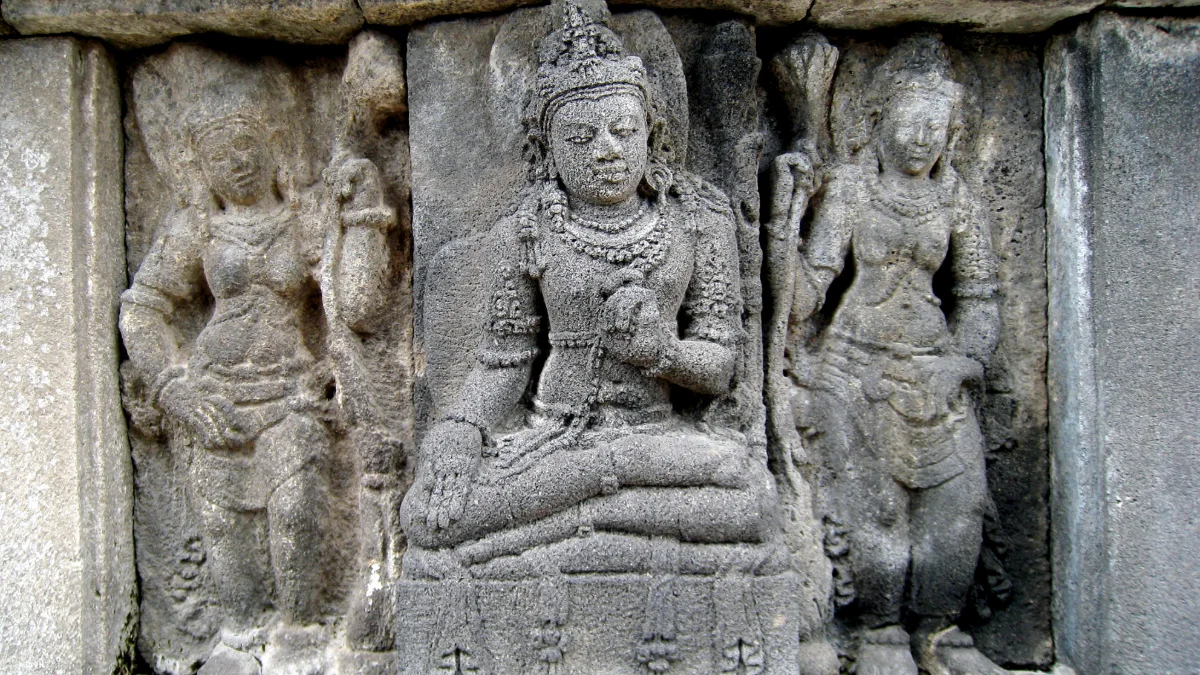 Relief dewata di dinding Candi Prambanan.