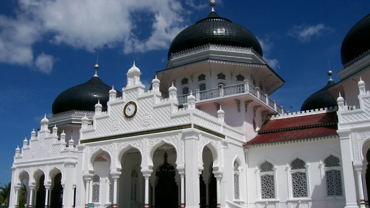 Kubah dan menara Masjid Raya Baiturrahman.