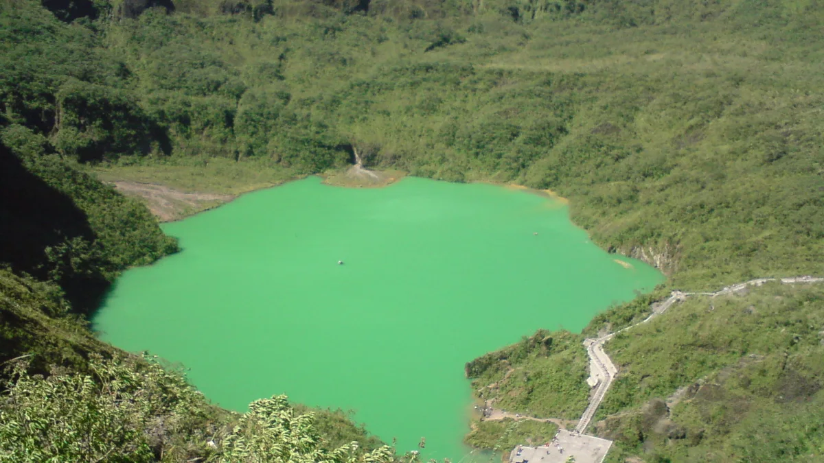 Danau kawah Gunung Kelud.