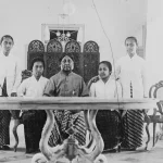 Kartini bersama ayah dan tiga saudara perempuannya dalam potret lama