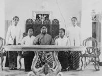 Kartini bersama ayah dan tiga saudara perempuannya dalam potret lama