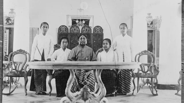 Kartini bersama ayah dan tiga saudara perempuannya dalam potret lama