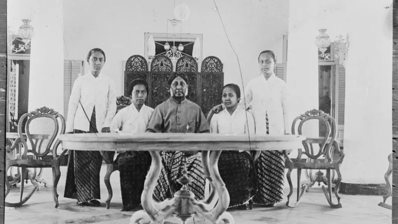 Kartini bersama ayah dan tiga saudara perempuannya dalam potret lama