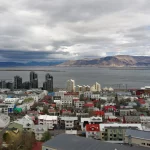 Panorama kota Reykjavik dengan laut dan pegunungan di kejauhan