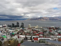 Panorama kota Reykjavik dengan laut dan pegunungan di kejauhan