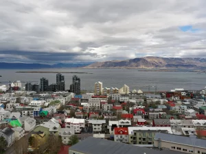 Panorama kota Reykjavik dengan laut dan pegunungan di kejauhan