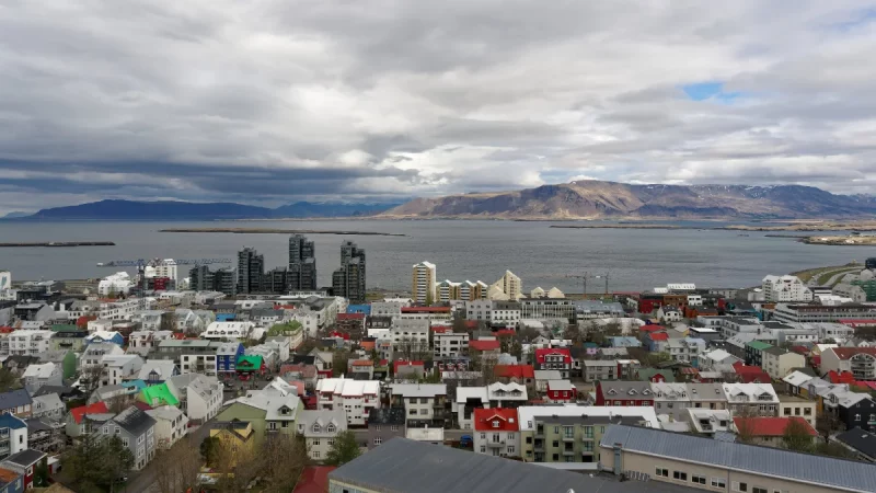 Panorama kota Reykjavik dengan laut dan pegunungan di kejauhan
