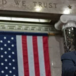 Benjamin Netanyahu berbicara di podium