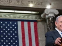 Benjamin Netanyahu berbicara di podium