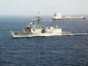 Kapal perang mengawal kapal tanker di laut