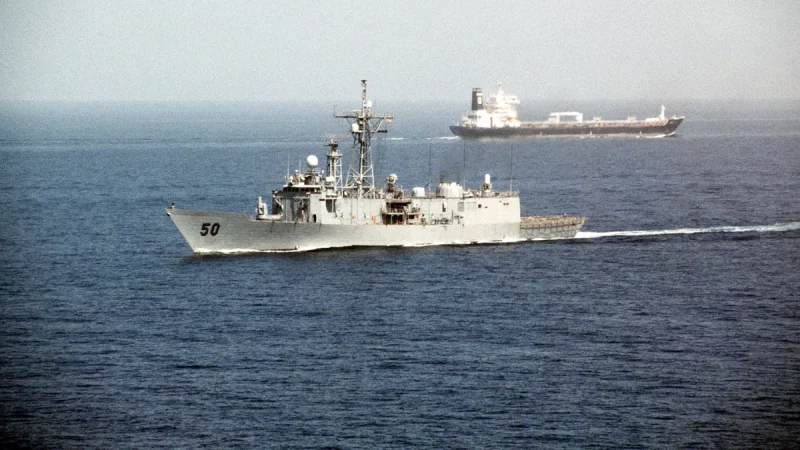 Kapal perang mengawal kapal tanker di laut