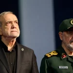 Presiden Iran Masoud Pezeshkian berdiri berdampingan dengan seorang pejabat militer