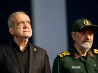 Presiden Iran Masoud Pezeshkian berdiri berdampingan dengan seorang pejabat militer