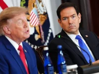 Menteri Luar Negeri Marco Rubio menyimak Presiden Donald Trump