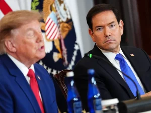 Menteri Luar Negeri Marco Rubio menyimak Presiden Donald Trump