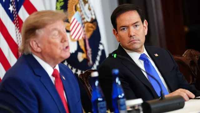 Menteri Luar Negeri Marco Rubio menyimak Presiden Donald Trump