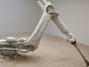 Lengan robot industri KUKA menjalankan karya The Beach buatan Roy Nachum.
