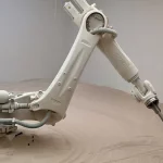 Lengan robot industri KUKA menjalankan karya The Beach buatan Roy Nachum.