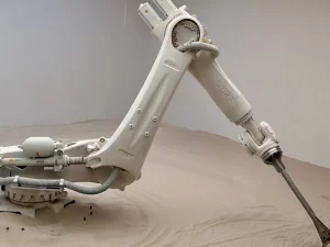 Lengan robot industri KUKA menjalankan karya The Beach buatan Roy Nachum.