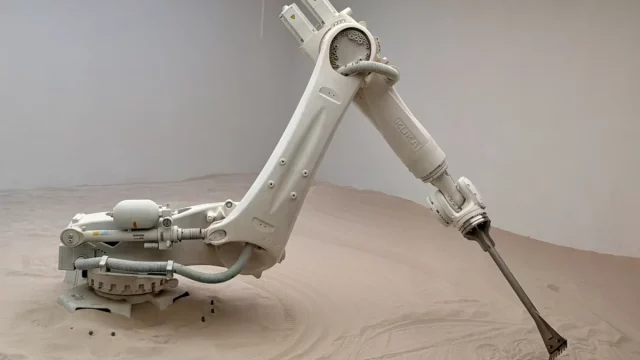 Lengan robot industri KUKA menjalankan karya The Beach buatan Roy Nachum.