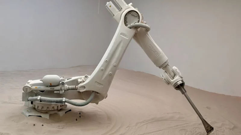 Lengan robot industri KUKA menjalankan karya The Beach buatan Roy Nachum.