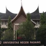 Gedung rektorat Universitas Negeri Padang beratap gonjong