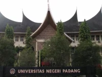 Gedung rektorat Universitas Negeri Padang beratap gonjong