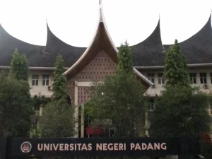 Gedung rektorat Universitas Negeri Padang beratap gonjong