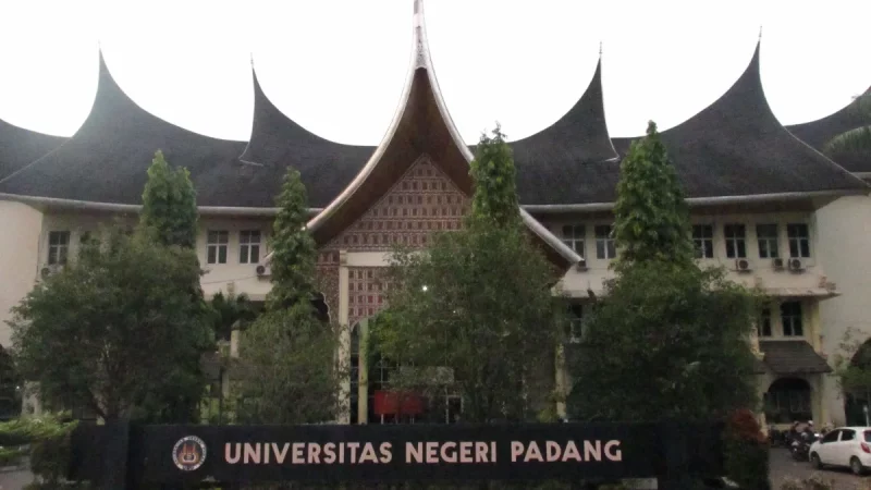 Gedung rektorat Universitas Negeri Padang beratap gonjong