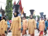 Perempuan Minangkabau berbaju kurung basiba dan bertengkuluk tanduk dalam arak-arakan