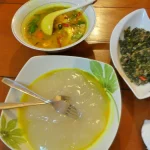 Sepiring papeda dari sagu yang disajikan bersama lauk