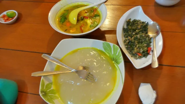 Sepiring papeda dari sagu yang disajikan bersama lauk